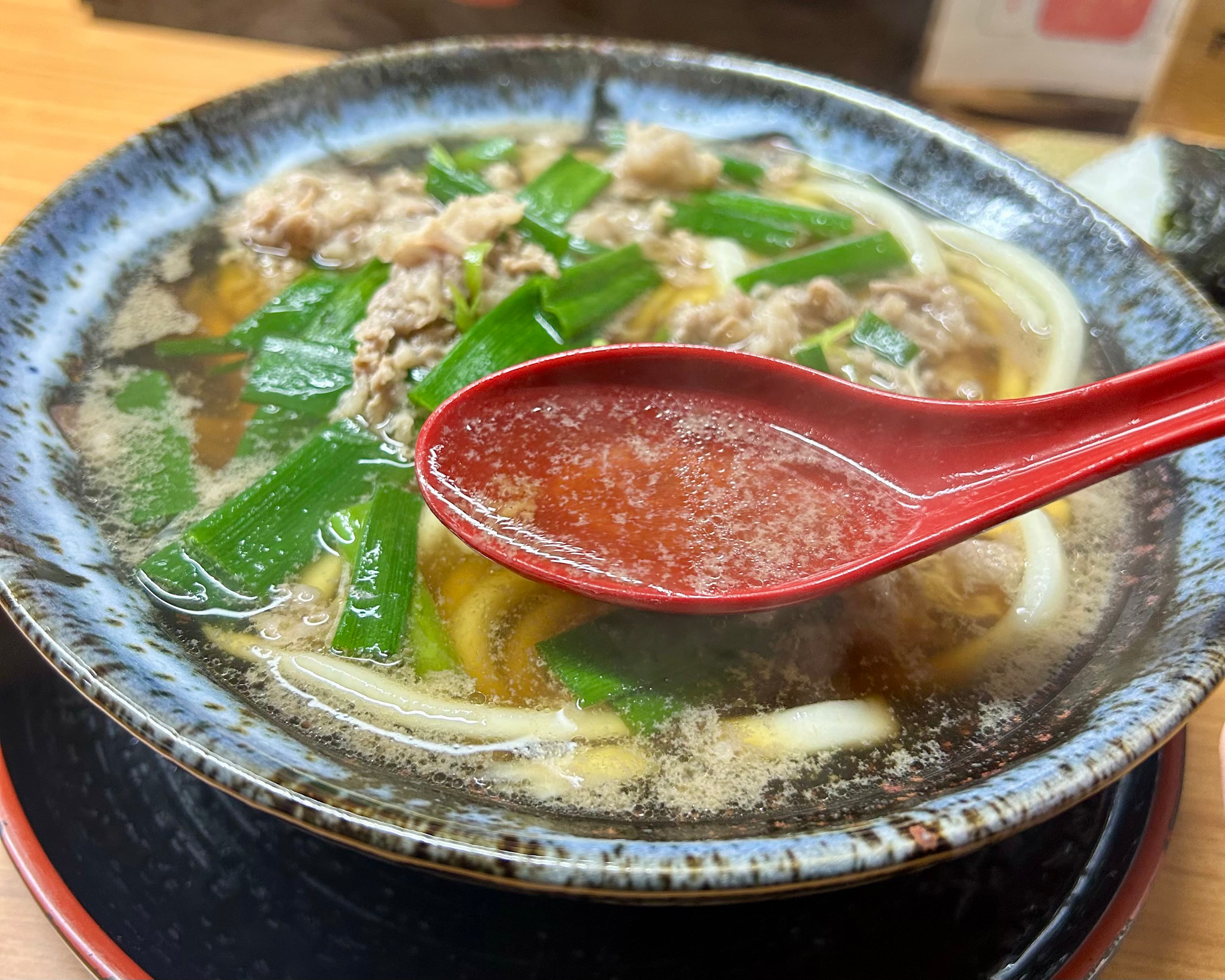 西宮「大阪うどん いなの路」名物肉うどんを実食!芸人も愛する味のイメージ画像