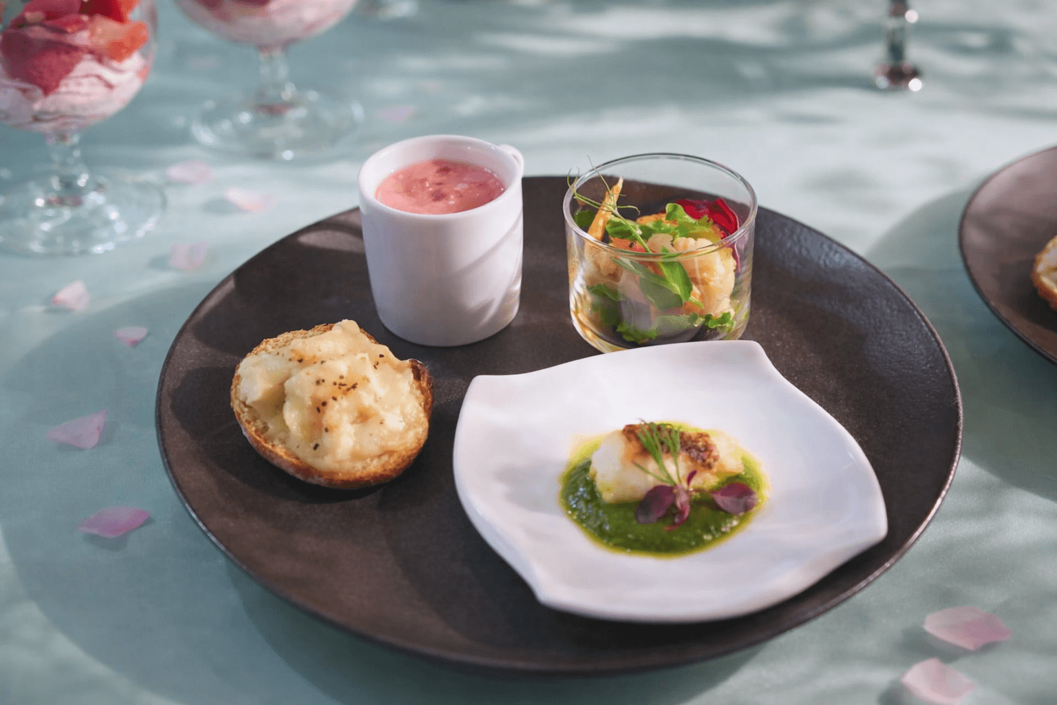 神戸ポートピアホテル 桜と苺の春色アフタヌーンティー 3/16開始のイメージ画像